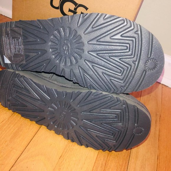 UGG Classic Slipper - Picture 4 of 9